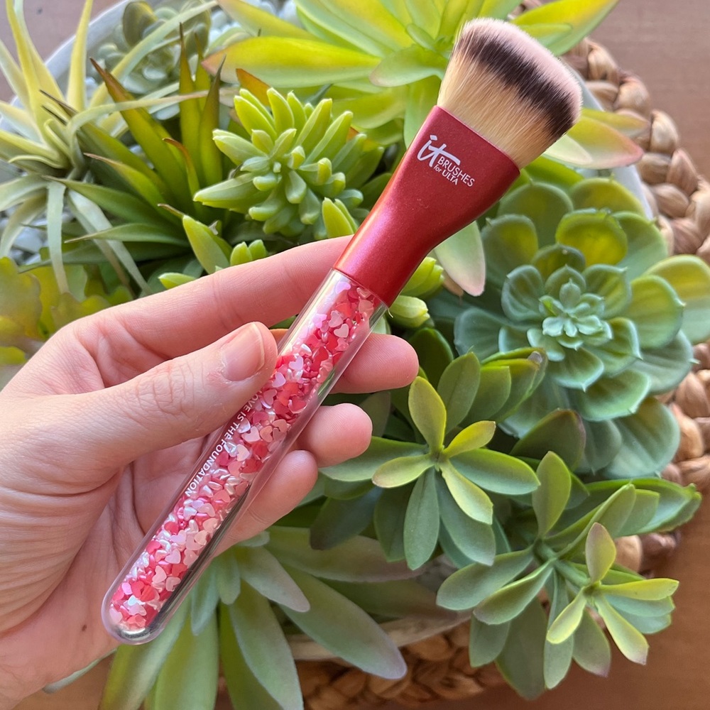 It Cosmetics “Love is the Foundation” Brush (2021)